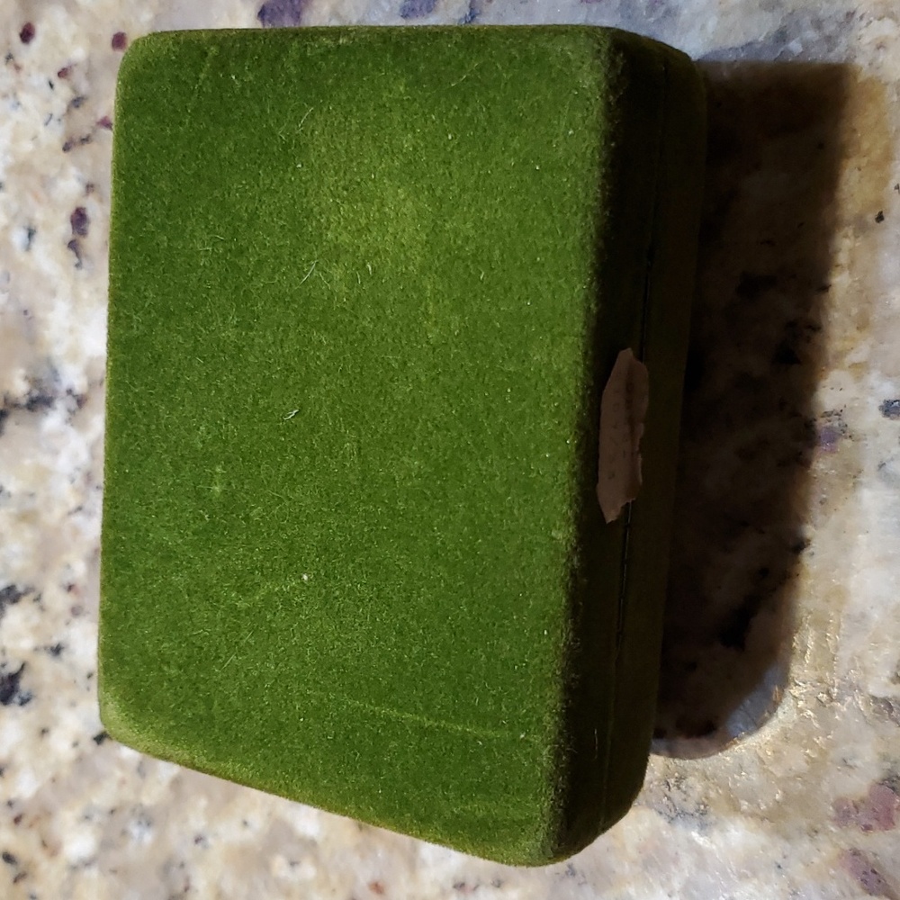 Vintage Swank Gold w Green Faux Gemstone Cufflinks in Original Green Velvet Box - Picture 7 of 7